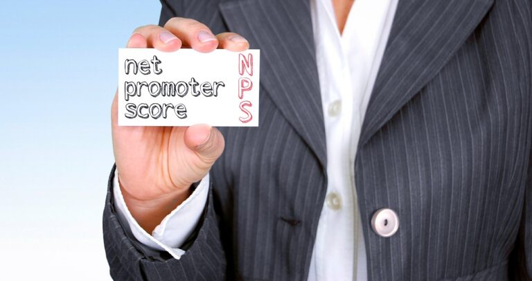 Net Promoter Score. Uomo con biglietto descrittivo